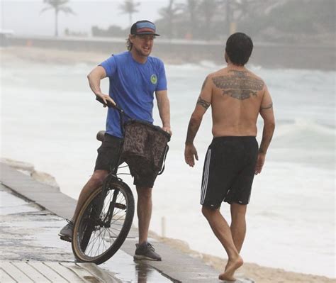 Red Hot Chili Peppers Brasil Flea E Anthony Kiedis Curtem Praia No Rio De Janeiro