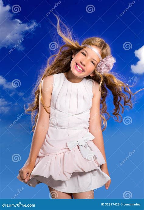 Fille Blonde Avec Les Cheveux De Soufflement De Robe De Mode En Ciel Bleu Image Stock Image Du