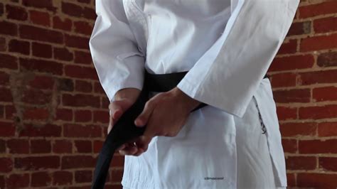 Как завязать пояс карате - YouTube