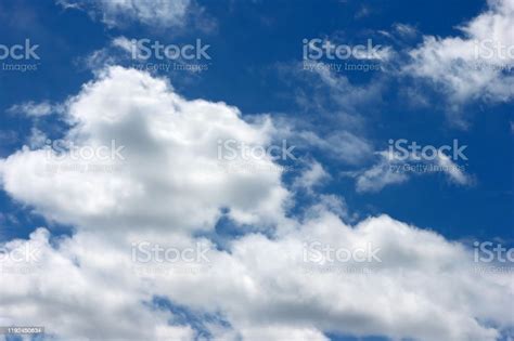 青い空と白い雲の自然の背景 ふわふわのストックフォトや画像を多数ご用意 ふわふわ まぶしい タイ王国 Istock