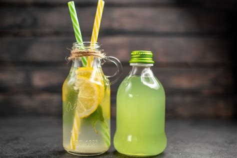 Свежий лимонад в бутылках, вид спереди | Бесплатно Фото