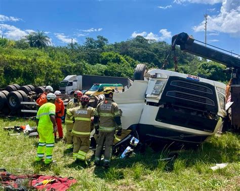 Carreta Tomba No Canteiro Central Da Br Em Betim E Motorista Fica