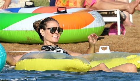 Heidi Klum Flaunts Her Bikini Body During Sun Soaked Day In Sardinia Daily Mail Online