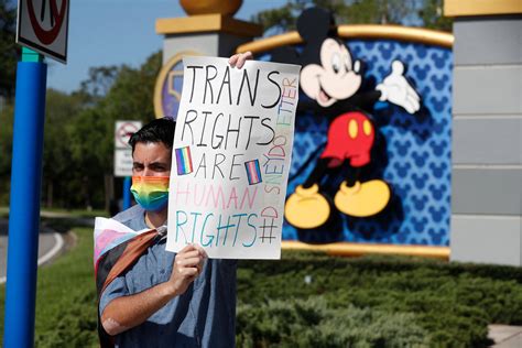 Empleados de Disney protestan contra la polémica ley No digas gay aprobada en Florida