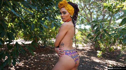 Exotic Chick Julie Kay Reveals Her Slim Nude Body Photos