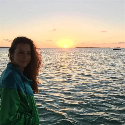 Linda Cardellini Hot And Sexy Bikini Pictures Woophy