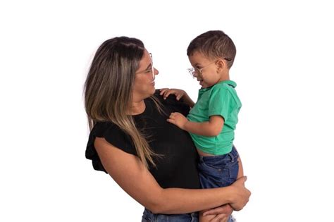 M Re Blonde Avec Son Fils Dans Ses Bras Portant Des Lunettes En Studio Photo Avec Un Fond Blanc