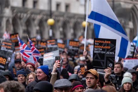 Pessoas Sinais E Bandeiras Na Marcha Contra O Antissemitismo No