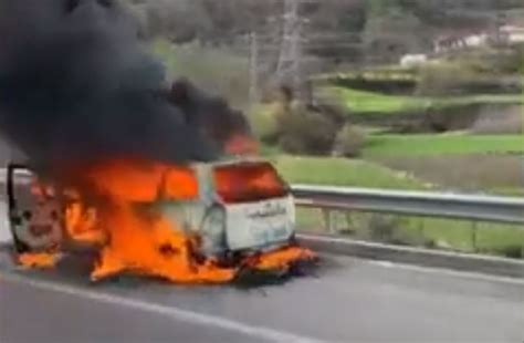 Përfshihet nga flakët një makinë në autostradën Tiranë Elbasan Tetova Sot