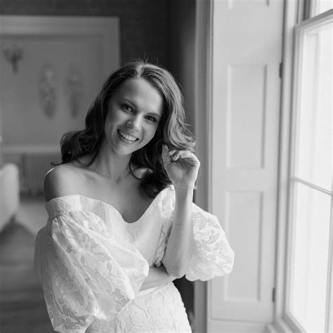 Short bridal hair styles are trending for minimalist weddings 32