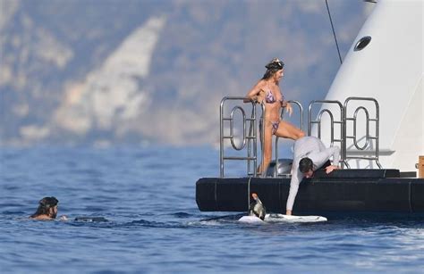 letnia Heidi Klum prezentuje zgrabną sylwetkę w bikini i OBŚCISKUJE SIĘ z mężem na jachcie