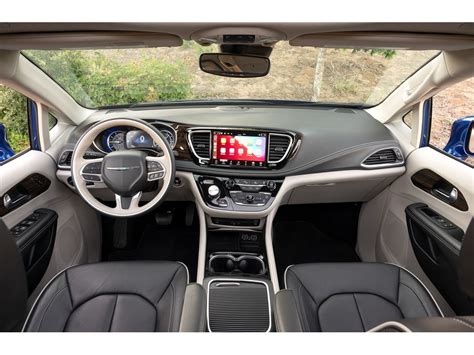 2025 Chrysler Pacifica Hybrid: 182 Interior Photos | U.S. News