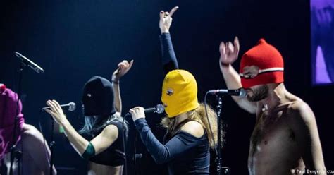 Banda Russa Pussy Riot Faz Turn Europeia Em Apoio Ucr Nia
