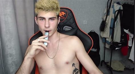 Hot Guy Vaping ThisVid