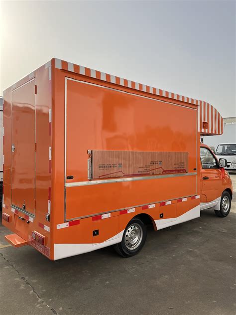 Residents love having a store 小 卖 铺 in their neighborhood 24