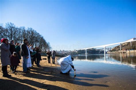 Celebración Del Bautismo De Jesús Y De La Epifanía Que Se Bañan En El