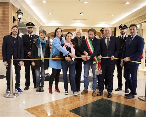 Giusy Verace Ha Inaugurato La Mostra I Muri Del Silenzio Al Centro