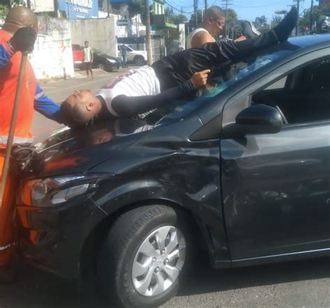 Motociclista é arremessado e vai parar em cima de veículo