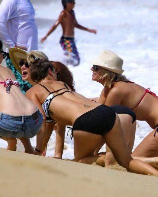 Kaley Cuoco Shows Off Her Ass Wearing A Monochrome Bikini On A Beach In Mexico Porn Pictures