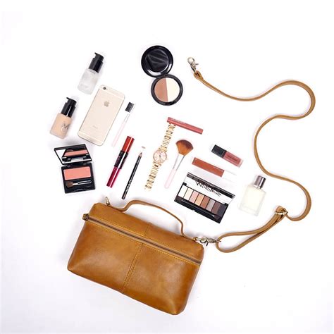 7 Model Tas Kulit Selempang yang Cocok Dipakai ketika Mudik Lebaran