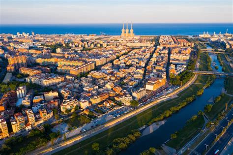 Edificios Modernos En Las Zonas Costeras Residenciales De Sant Adria De