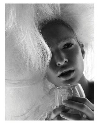 Emily Ratajkowski Showing Off Her Big Boobs Shaved Pussy In Treats Magazine Porn Pictures XXX