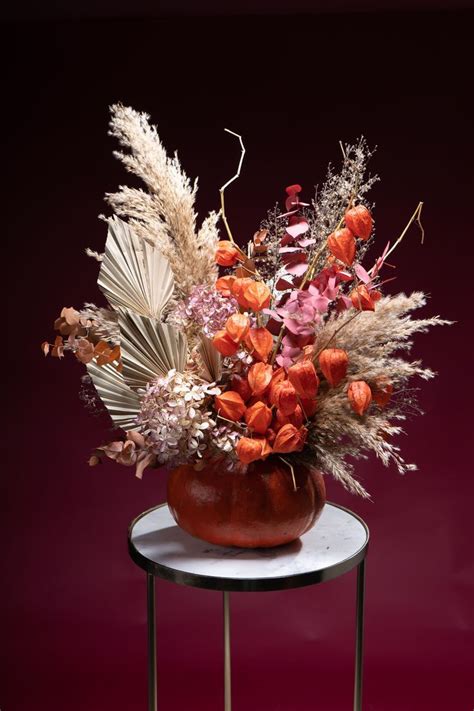 Тыква с волшебным физалисом | Fall flower arrangements, Dried flowers ...