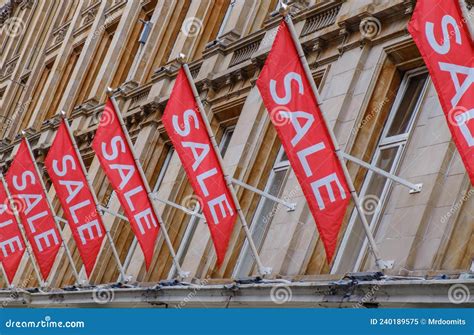 Uma Loja De Departamentos Fez Uma Grande Promoção - Cartazes De Venda Da Loja De Departamentos Imagem de Stock - Imagem de ...