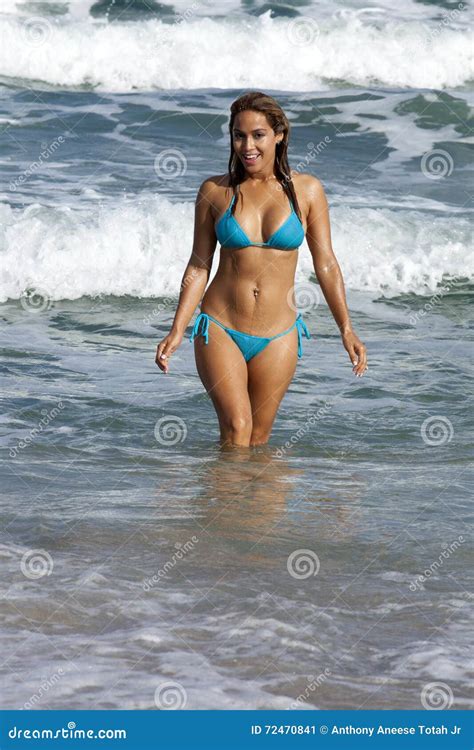 Mujer Bonita En Bikini Azul Claro Atractivo Imagen De Archivo Imagen