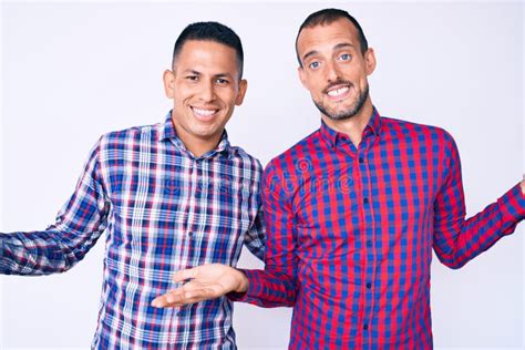 Joven Pareja Gay Dos Hombres Con Ropa Casual Sonriendo Y Mostrando