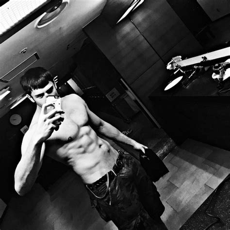 Mãn nhãn trước thân hình nóng bỏng của loạt sao nam ngoài tuổi hot nhất Kbiz