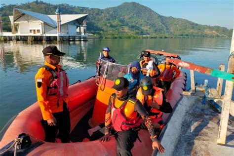 Tim Sar Gabungan Evakuasi Pemancing Yang Terdampar Di Laut Bima