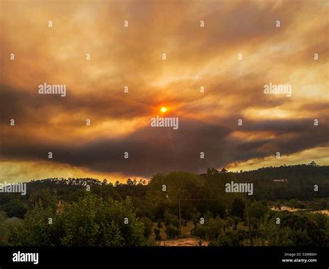 Rauch von Waldbränden verdeckt Sonne während der Hitzewelle im Juli