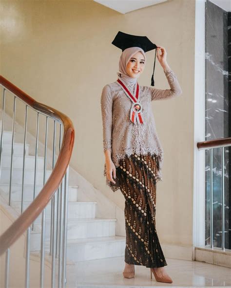 9 Inspirasi Kebaya Cokelat Untuk Wisuda Modelnya Simple