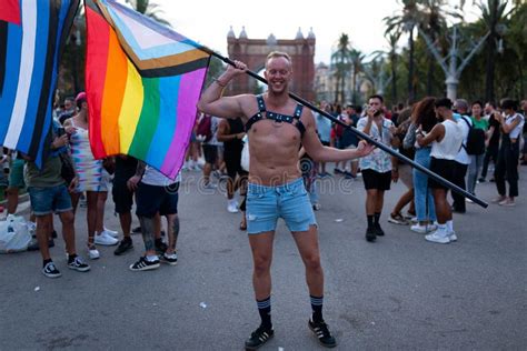 Retrato De Un Gay Colorido Con Banderas De Arco Iris Desfile Del Orgullo En Barcelona