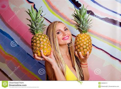 Jeune Mignonne Belle Femme Blonde Mince Avec Les Tresses Africaines Et Avec Des Ananas Dans