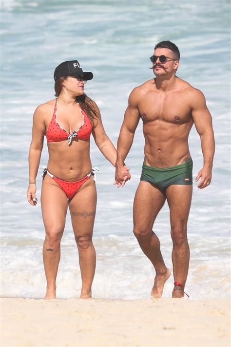 Priscila Fantin E O Marido Trocam Beijos E Curtem Praia No Rio