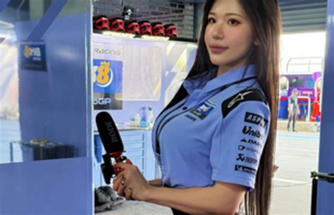 Hot Girl Triệu Follow Gây Bão Mạng Xã Hội Khoe Đường Cong Nóng Bỏng Bên Lề Đường Đua