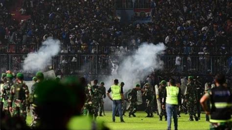 Foto Foto Kericuhan Suporter Usai Arema Vs Persebaya Yang Berakhir