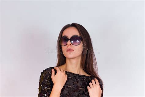 Mooi Donkerbruin Meisje In Een Zwarte Kleding En Zonnebril Brunette Met Lang Zwart Haar Stock