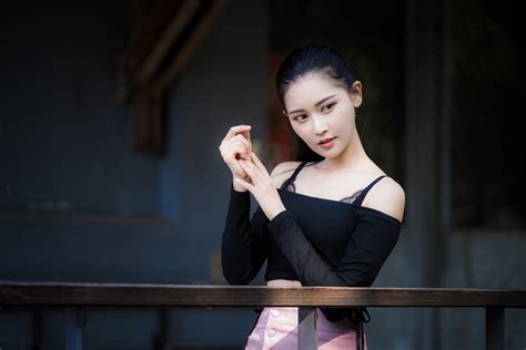 4K Asian Brunette Girl Hands Glance HD Wallpaper Rare Gallery