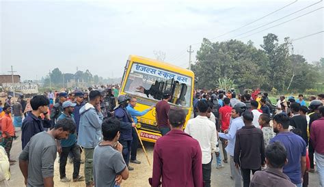 स्कुल बसको ठक्करबाट एकको मृत्यु पाँच घाइते