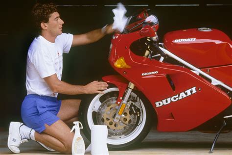 A versão naked da Ducati para celebrar os 30 anos do legado de Senna