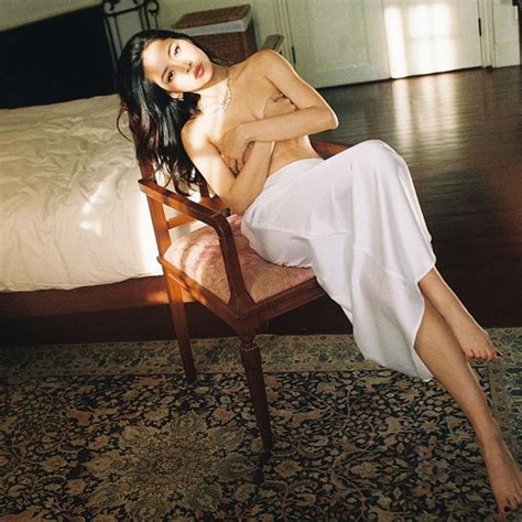 Bảo Anh Minh Hằng khoe ảnh bán nude nhưng chưa choáng bằng hot girl X này