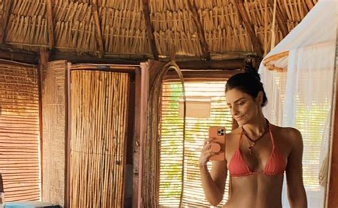 Aislinn Derbez Festeja Sus A Os En Bikini Y Soltera