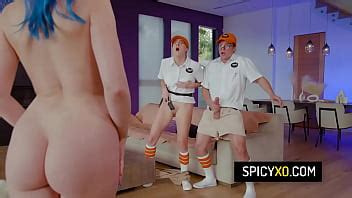 Milf Tetona Seduce En Un Tr O A Los Nerds Tecnol Gicos Que Vinieron A Arreglar Su Televisor