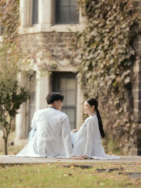 Bác sĩ xinh như hot girl tung loạt ảnh cưới với chàng trai năm 18 tuổi mình từng theo đuổi