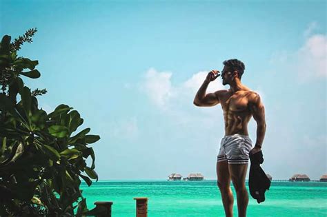 Shirtless Bollywood Men Tiger Shroff Reminding All He S The Hot Bod Around