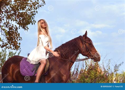 Fille Caucasienne Blonde Montant Un Cheval Un Jour Chaud Et Ensoleill D T Image Stock Image