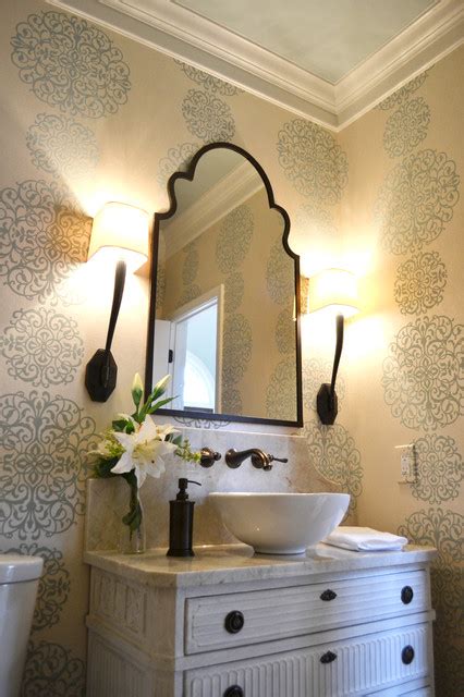 An Elegant Powder Room Classique Chic Toilettes Atlanta Par